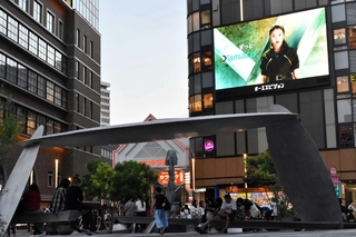 俳優の高石あかりさんを起用したＣＭが流れる大型ビジョン＝神戸・三宮（撮影・石川　翠）