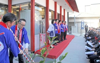 「魁蔵」の新設を祝い、酒造り唄を披露する大関の長部訓子社長（左から３人目）ら＝西宮市今津出在家町