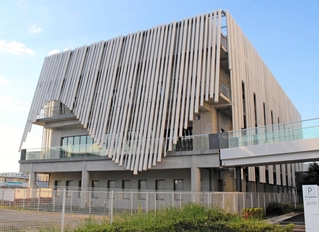 神戸医療産業都市に整備された神戸大の「バイオものづくり研究棟」＝神戸市中央区港島南町６