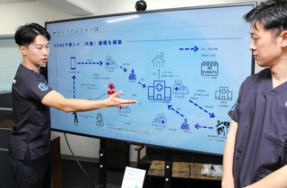 救急搬送事業について説明するキャプテンアンビュランスの河野多加志代表取締役ＣＥＯ（左）と真下典久取締役＝神戸市東灘区田中町１