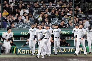 ライトスタンドにあいさつに向かう藤川監督ら＝阪神甲子園球場（撮影・中西幸大）