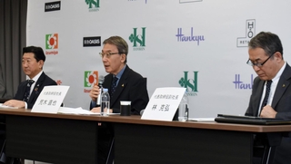 決算を発表するエイチ・ツー・オーリテイリングの荒木直也社長（中央）＝大阪市北区