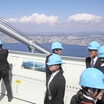 主塔上部を見学する本州四国連絡高速道路の内定者たち＝明石海峡大橋