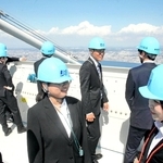 主塔上部で見学する本州四国連絡高速道路の内定者たち＝１日午後、明石海峡大橋