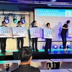 ビジネスコンテストで表彰されるティアエクソの堀川諒ＣＥＯ（左端）ら＝大阪市此花区、夢洲