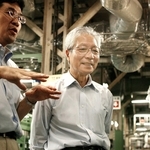 工場で取材する小関智弘さん。現場で培われる技能の大切さを語った＝２００７年８月、大阪市都島区