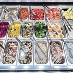 野菜や肉、魚など新鮮な食材をその場で盛り付けて提供する＝大阪市北区、グランフロント大阪