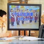 クローズアップ現代で雇用問題についてキャスターの国谷裕子さんと話す内橋克人さん＝２００１年１０月（ＮＨＫ番組より）