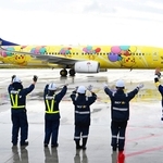 地上スタッフらに見送られて台湾に出発する国際チャーター便＝４日午前、神戸市中央区の神戸空港（撮影・斎藤雅志）