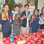 台湾行きの国際チャーター便就航を祝う関係者ら＝４日午前、神戸市中央区の神戸空港（撮影・斎藤雅志）