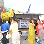 台湾行きの国際チャーター便に乗り込む人たち＝４日午前、神戸市中央区の神戸空港（撮影・斎藤雅志）