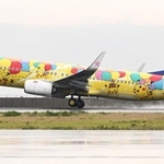台湾に出発する国際チャーター便＝４日午前、神戸市中央区の神戸空港（撮影・斎藤雅志）