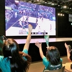 神戸ストークスの試合がリアルタイムで上映され、来場者が黄色いクッション型デバイスに座って振動を体感した「未来型ライブビューイング」