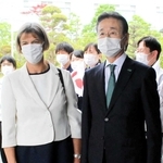 英アストラゼネカ製のコロナワクチンの原液製造を手掛けるＪＣＲファーマの研究拠点を訪問したジュリア・ロングボトム駐日英国大使（左）と同社の芦田信会長兼社長＝２０２１年、神戸市西区室谷１