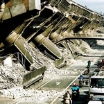 橋脚もろとも横倒しになった阪神高速道路神戸線＝１９９５年１月１７日午後３時、神戸市東灘区深江本町