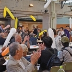 福岡ダイエーホークス時代からの球団応援歌「いざゆけ若鷹軍団」を歌い、ジェット風船を飛ばす参加者＝神戸市西区学園西町３、流通科学大