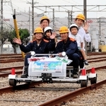 昨年の「山陽鉄道フェスティバル」で行われた軌道カート乗車体験の様子＝明石市二見町東二見（山陽電気鉄道提供）