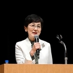 内橋克人氏の功績を顕彰するシンポジウムで基調講演する元ＮＨＫキャスターの国谷裕子さん＝４日午後、神戸市中央区、神戸新聞松方ホール