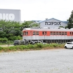 カコテクノスが小野工場に展示している鉄道車両「１１１７号」。神戸電鉄から譲り受けた＝小野市北丘町