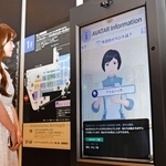 「アバター接客」の実演の様子。客とアバターは音声でやりとりし、内容は画面上の文字で多言語に翻訳する＝大阪市北区、阪急百貨店梅田本店