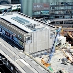 西改札が新設されるポートライナー三宮駅（中央）。建設が進むＪＲ三ノ宮駅の新駅ビルとつながる＝神戸市中央区雲井通８