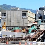 西改札が新設されるポートライナー三宮駅（中央）。建設が進むＪＲ三ノ宮駅の新駅ビルとつながる＝神戸市中央区雲井通８