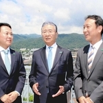 六甲山を背に、今後の展望を語り合うＪＣＲファーマの芦田信会長兼社長（中央）と、新会長に就く芦田透取締役（左）、新社長に就く薗田啓之取締役（右）＝芦屋市楠町