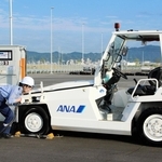 新設された急速充電器で電動トーイングトラクターを充電するＡＮＡグループのスタッフ＝神戸空港