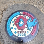 宣伝（機運醸成）のため４００カ所に設置されたデザインマンホール＝大阪府箕面市（２０２５年、筆者撮影）