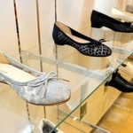 春先から夏の終わりごろまで、長く履けることから注目されているシアー素材やメッシュの靴＝神戸市中央区港島中町６、神戸国際展示場