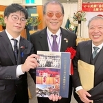 中華民国留日神戸華僑総会８０年史の刊行に尽力した（左から）葉翔太さんと高四代会長、江丕正さん＝神戸市中央区下山手通２、神仙閣