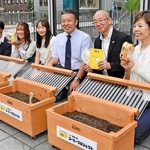 ネスカフェ三宮のテラスに「こうべキエーロ」を設置したネスレ日本と神戸市、県立大の関係者ら＝神戸市中央区御幸通７