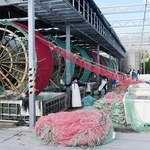 網にノリの種を付ける「採苗」作業。水車の下の水槽に種が含まれている＝明石市二見町南二見