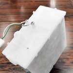 給湯器に内臓されている中和器。容器の中に寒水石が詰められている＝神戸市中央区