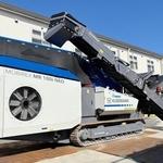 ウクライナのがれき処理で使われた自走式破砕機＝明石市大久保町江井島