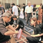 アシックスの個人投資家向け説明会の会場で、来場者向けに用意した商品の試し履きブース＝神戸市中央区港島中町６、神戸ポートピアホテル