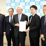 斎藤元彦知事（右から２人目）に要望書を手渡す兵庫県商工会議所連合会の川崎博也会頭（同３人目）ら＝県庁