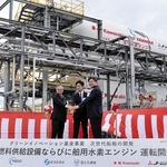 液化水素タンク前で記念撮影に応じる川崎重工業とジャパンエンジンコーポレーション、ヤンマーパワーソリューションの代表者＝明石市二見町南二見