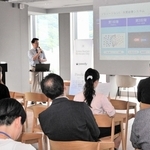 事業を紹介する韓国のスタートアップ関係者＝神戸市中央区加納町４、アンカー神戸