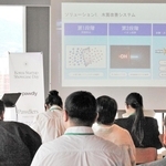 事業を紹介する韓国のスタートアップ関係者＝神戸市中央区加納町４、アンカー神戸