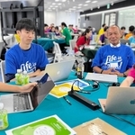 生成ＡＩによる業務課題の解決策を、企業の担当者（右から２人目）と議論する大学生ら＝神戸市中央区浜辺通５（神戸市提供）