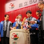 鏡割りで創立５０周年を祝うエム・ヴイ・エム商事の石田希世士社長（右から３人目）ら＝神戸市中央区央区港島中町６、神戸ポートピアホテル