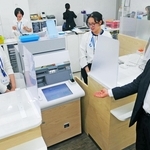 みなと銀行明石支店に導入された端末「クイックナビ」＝明石市大明石町１