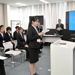 シュゼット財団による専門学校生を対象にした奨学生の認定式＝西宮市久保町、シュゼット・ホールディングス