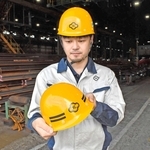 「等級線」の入った旧ヘルメット（手前）と、なくなった新ヘルメット＝姫路市大津区吉美