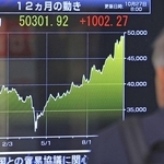 日経平均株価が５万円を超えたことを示すモニター＝27日午前、神戸市中央区三宮町１（撮影・丸山桃奈）