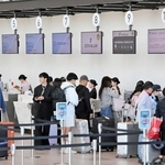 開業から半年を迎え、国際チャーター便の出発客でにぎわう神戸空港の第２ターミナルビル＝神戸市中央区