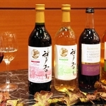 白鶴酒造が初めて製造した「神戸ワイン」の新酒「神戸みのり」とブドウジュース＝神戸市中央区港島中町６