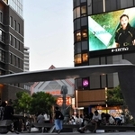 俳優の高石あかりさんを起用したＣＭが流れる大型ビジョン＝神戸・三宮（撮影・石川　翠）