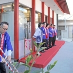 「魁蔵」の新設を祝い、酒造り唄を披露する大関の長部訓子社長（左から３人目）ら＝西宮市今津出在家町